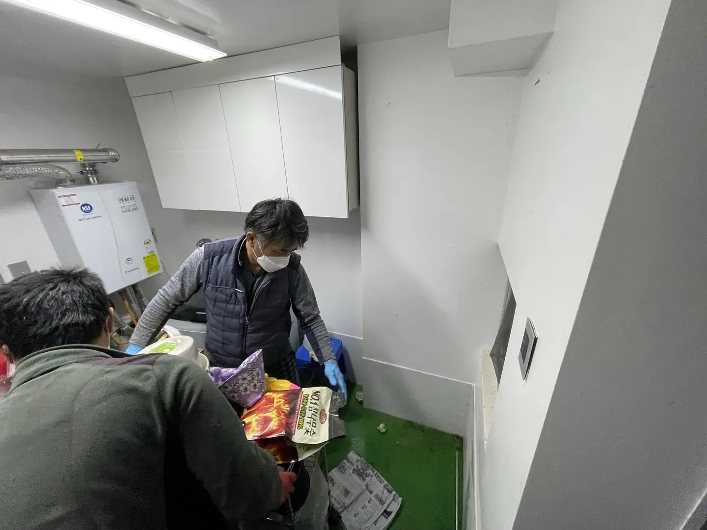 주택 설비 공간에서 함께 작업하는 직원들