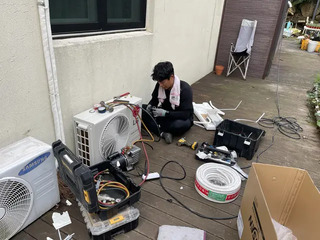 공구와 장비를 이용해 실외기를 작업하는 모습