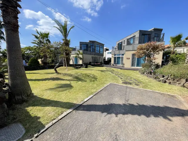 여러 주택과 정원이 이어진 단지 전경