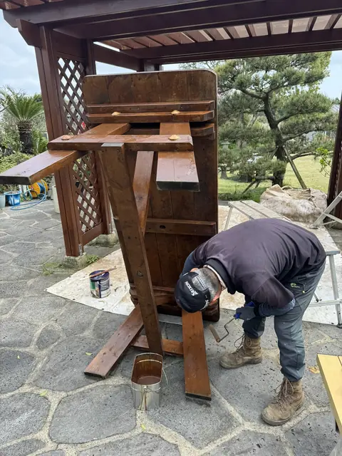 야외 목재 시설을 손질하는 모습