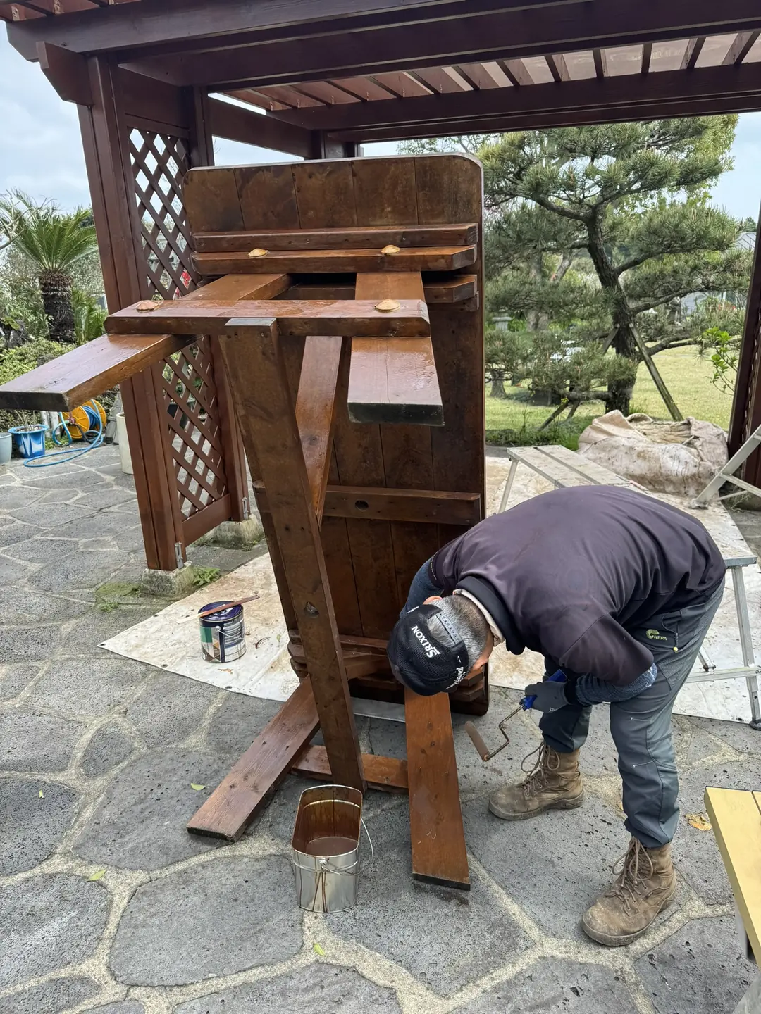 야외 목재 시설을 손질하는 모습