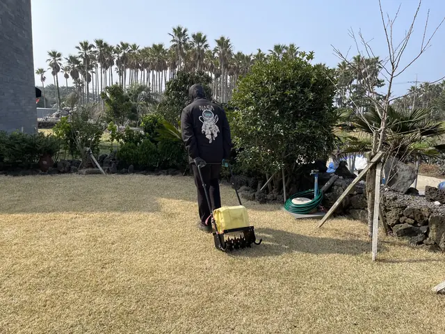 정원에서 잔디 관리 장비를 운용하는 모습