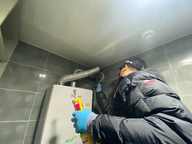 주택 보일러 주변을 점검하고 작업하는 모습
