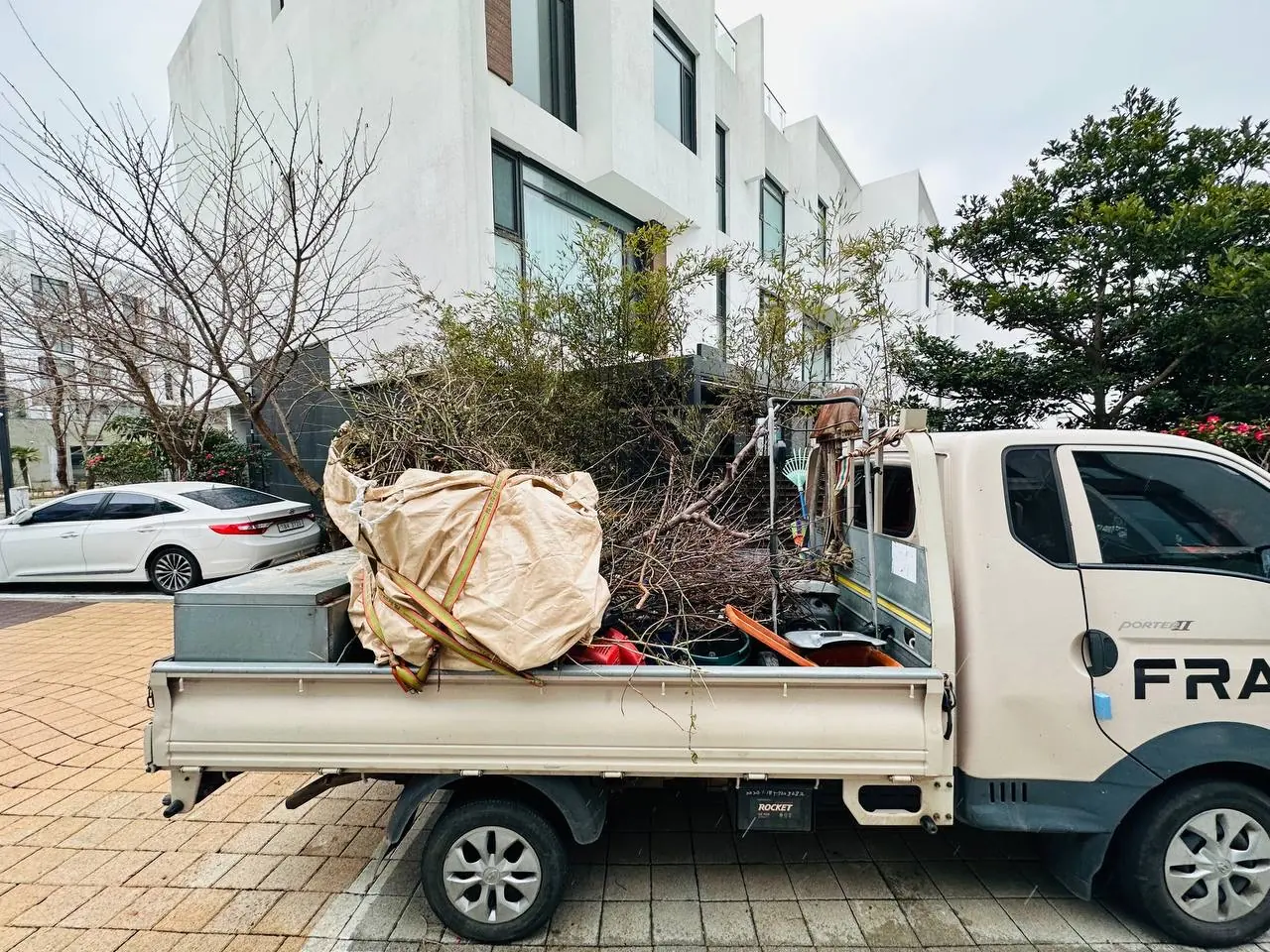 정리한 나뭇가지를 실은 작업 차량