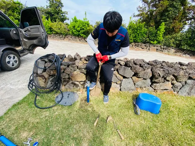 야외에서 장비를 사용해 작업하는 모습