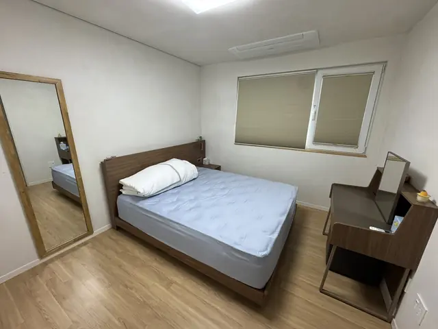 침구와 바닥이 정돈된 침실