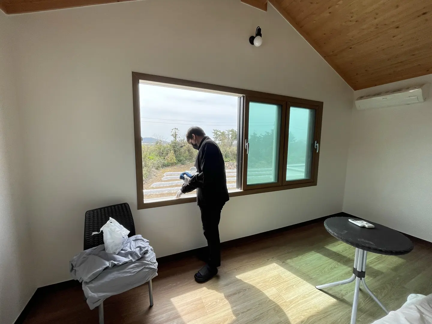 FRAME 실제 현장 · 창문 주변을 닦는 모습