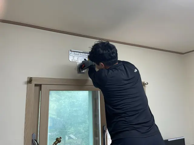 벽걸이 설비의 고정판을 작업하는 모습