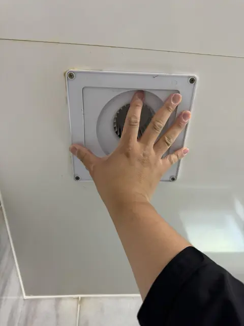 천장 환기구를 손보는 모습