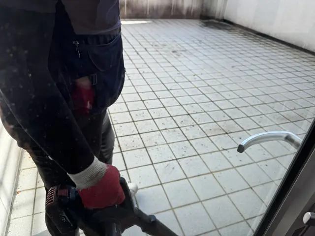 출입문 주변을 공구로 작업하는 모습
