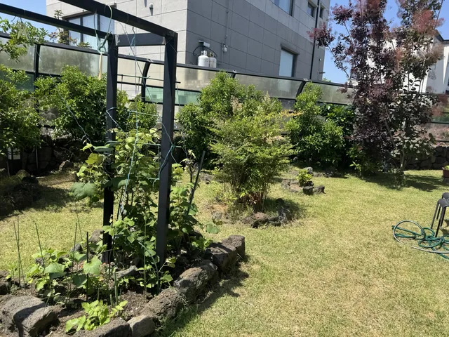 정원 구조물과 화단 주변 전경